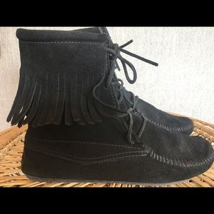 Minnetonka Black Suede LaceUp Fringe Mid Boots 8.5